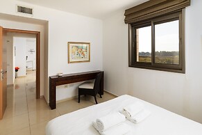 Comfort with Terrace over the Hills by FeelHome