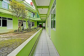 SPOT ON 91325 Pondok Hijau Guest House Syariah