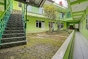 SPOT ON 91325 Pondok Hijau Guest House Syariah