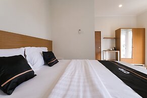 Super OYO Collection O 90023 Damar Kusumo Guest House