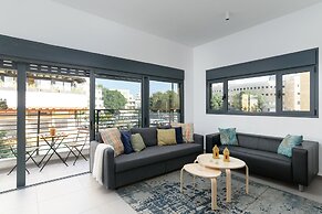 New & Bright 2BR with Balcony near Beach