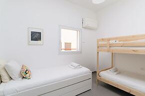 New & Bright 2BR with Balcony near Beach