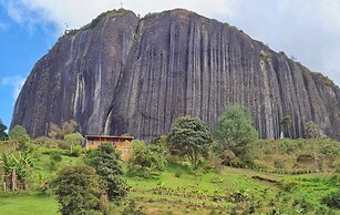 Descanso bajo la Piedra