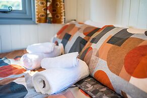 The Hideaway Hut - 1 Bed Shepherds Hut - Hereford