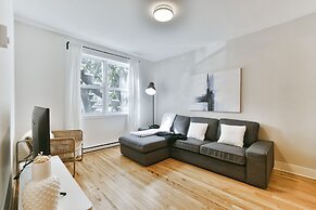 Lovely 1BR - 5mins from Laurier Metro