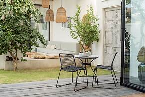 Luxury Beachside Villa Modern in Canggu