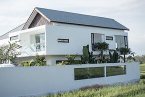 Luxury Beachside Villa Modern in Canggu