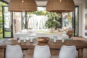 Luxury Beachside Villa Modern in Canggu