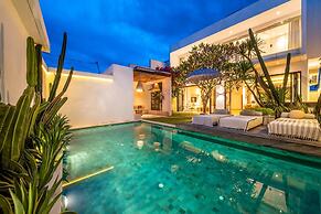 Luxury Beachside Villa Modern in Canggu