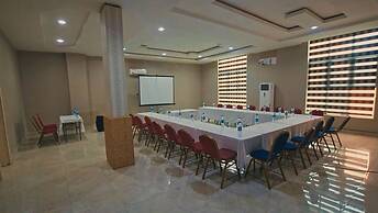 Candellux Imperial Hotel and Suites