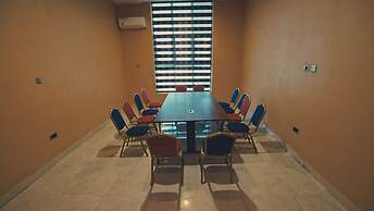 Candellux Imperial Hotel and Suites