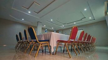 Candellux Imperial Hotel and Suites