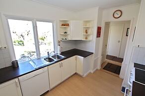 The Sundeck-a romantic apt in Tallkrogen