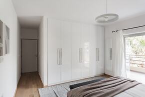 Stellar 3BR Apartment with Balcony