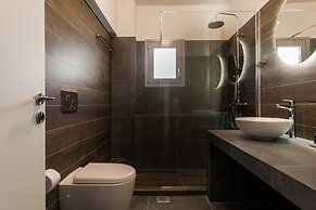 Stellar 3BR Apartment with Balcony