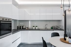 Stellar 3BR Apartment with Balcony