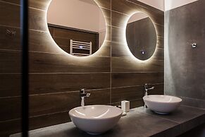 Stellar 3BR Apartment with Balcony