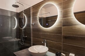 Stellar 3BR Apartment with Balcony