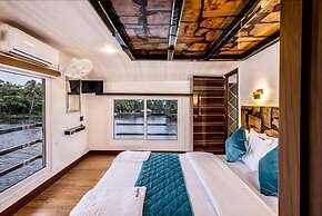 Premium Houseboat