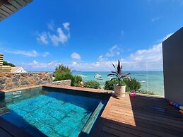 Luxury beachfront villa with private pool and cozy Pavillon with priva