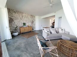 Luxury beachfront villa with private pool and cozy Pavillon with priva