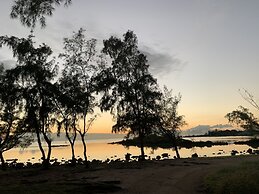 Luxury beachfront villa with private pool and cozy Pavillon with priva