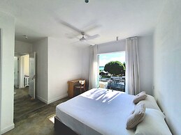 Luxury beachfront villa with private pool and cozy Pavillon with priva