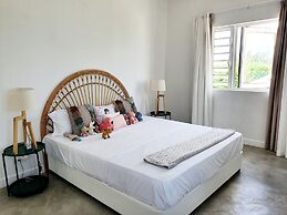 Luxury beachfront villa with private pool and cozy Pavillon with priva