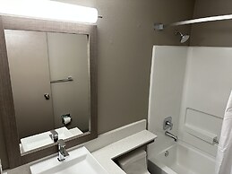 Red Roof PLUS+ Belleville