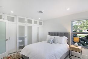 La Casa Blanca Minutes From the Beach!