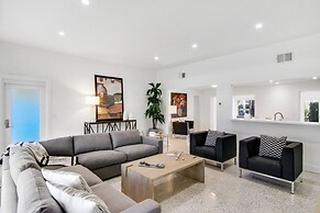 La Casa Blanca Minutes From the Beach!