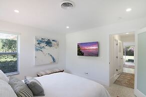 La Casa Blanca Minutes From the Beach!