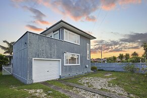 Amazing Home By Beach - Aircon-ed