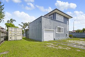 Amazing Home By Beach - Aircon-ed