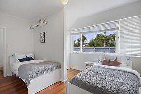 Amazing Home By Beach - Aircon-ed