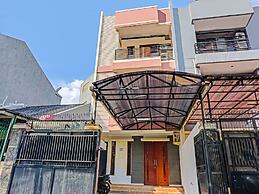 Super OYO 91535 J&b Rooms Tomang