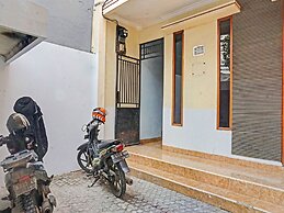 Super OYO 91535 J&b Rooms Tomang