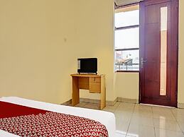 Super OYO 91535 J&b Rooms Tomang
