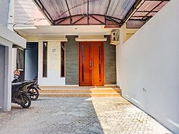 Super OYO 91535 J&b Rooms Tomang