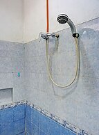 Super OYO 91535 J&b Rooms Tomang