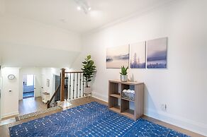 Cheerful 3 bedroom w/ indoor fireplace in Toronto - 02 free parking