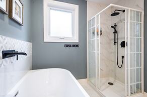 Cheerful 3 bedroom w/ indoor fireplace in Toronto - 02 free parking