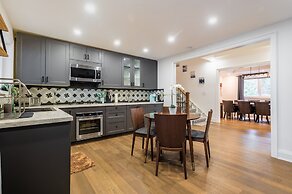 Cheerful 3 bedroom w/ indoor fireplace in Toronto - 02 free parking