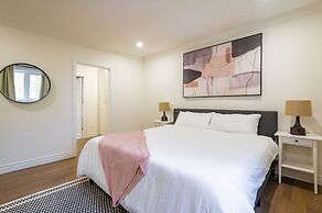 Cheerful 3 bedroom w/ indoor fireplace in Toronto - 02 free parking