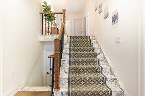 Cheerful 3 bedroom w/ indoor fireplace in Toronto - 02 free parking