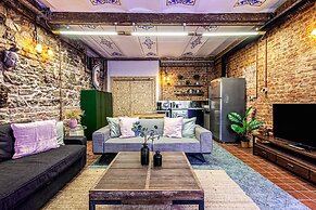 Centrally Located Historical Flat in Beyoglu