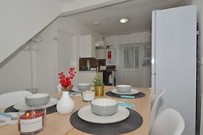 Charming 5-bed House in City Center and Car Park