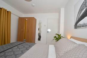 Charming 5-bed House in City Center and Car Park