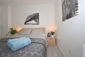 Charming 5-bed House in City Center and Car Park