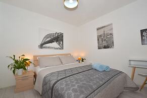 Charming 5-bed House in City Center and Car Park